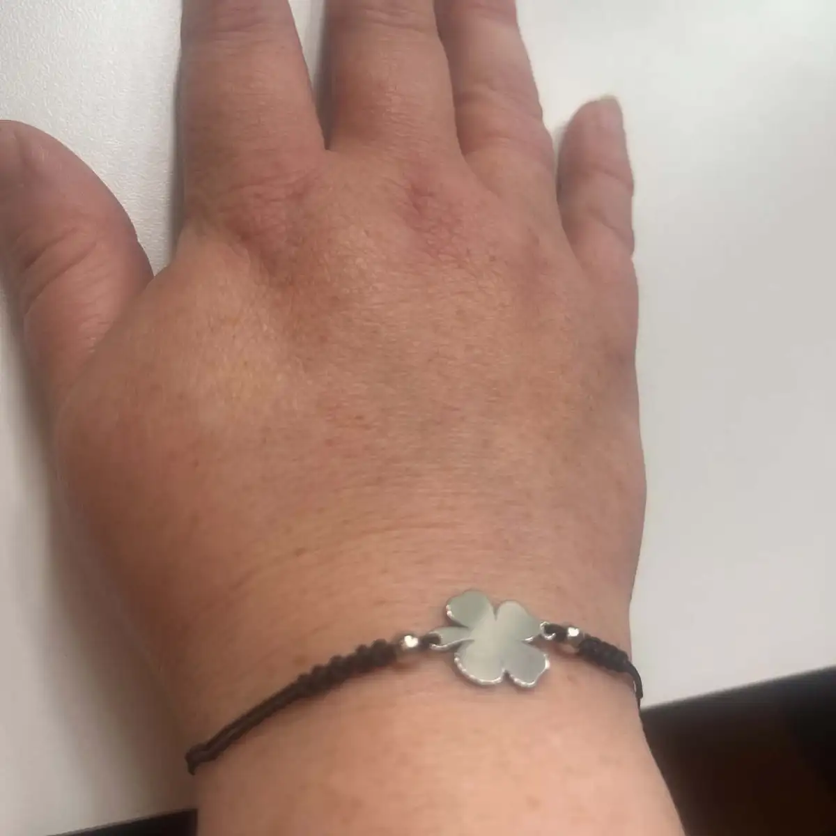 bracelet reglable avec corde motif trefle quatre feuille