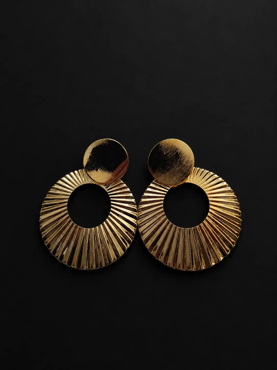 boucle d'oreil ronde doré a motif