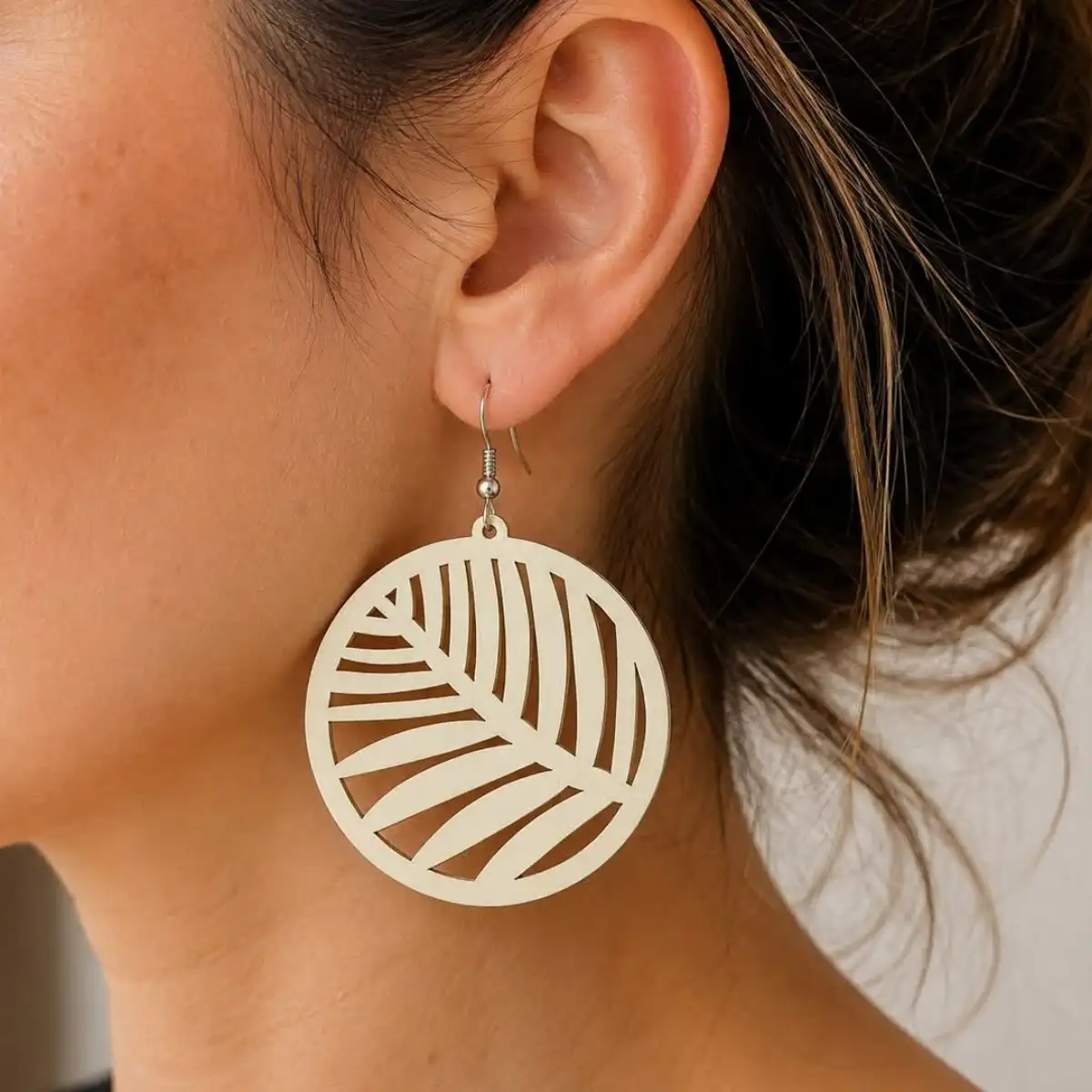 boucle d'oreille ronde motif feuille en bois