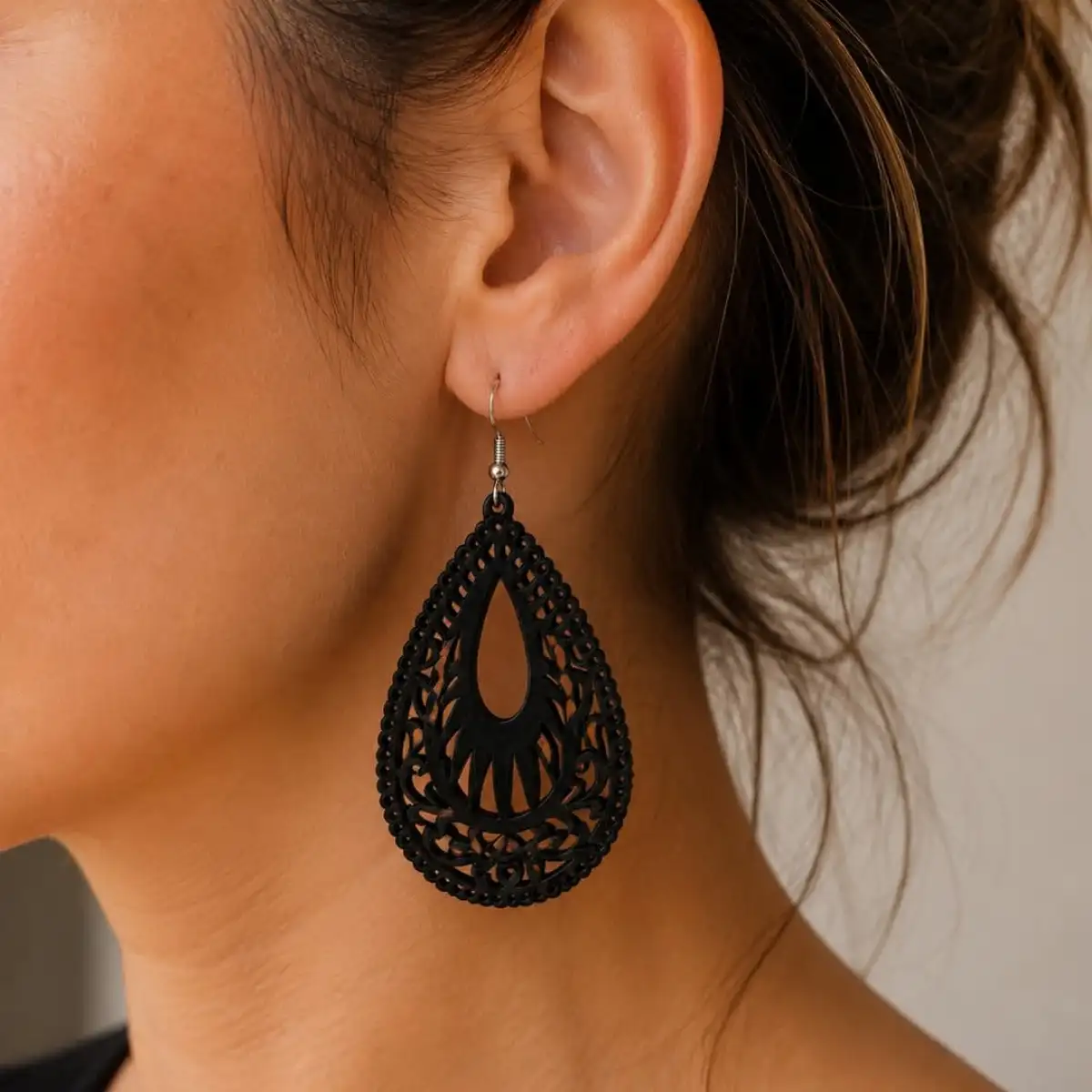 boucle d'oreille en forme de goutte d'eau